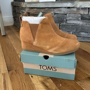 Tom’s booties youth size 6! Fits a women’s 7! Brand new in box!